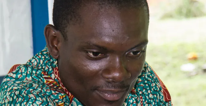 Un formateur concentré devant son ordinateur